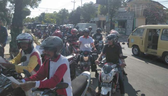 Usai Libur Lebaran, Antrean Pelayanan di Samsat Tuban Membeludak Hingga ke Jalan Raya Usai Libur Lebaran, Antrean Pelayanan di Samsat Tuban Membeludak Hingga ke Jalan Raya