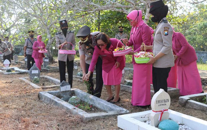 Peringati Hari Bhayangkara, Jajaran Polres Pamekasan Ziarah Ke TMP Peringati Hari Bhayangkara, Jajaran Polres Pamekasan Ziarah Ke TMP