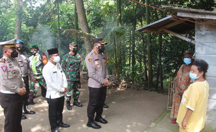 Polisi di Blitar Blusukan Monitoring Warga yang Isolasi Mandiri