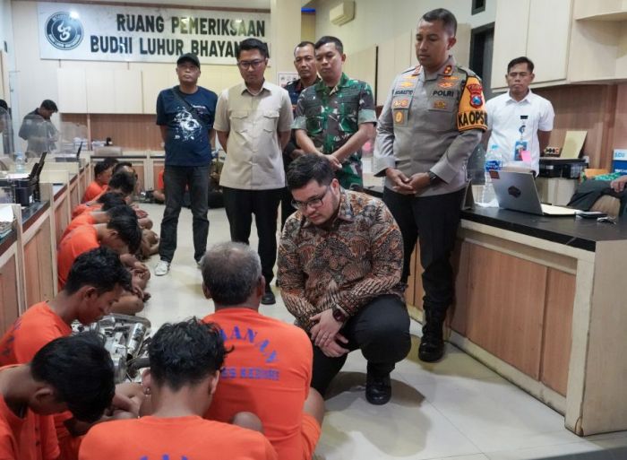 Bupati Dhito Temui Tersangka Pembakaran dan Penjarahan Kantor Pemkab di Polres Kediri Bupati Dhito Temui Tersangka Pembakaran dan Penjarahan Kantor Pemkab di Polres Kediri