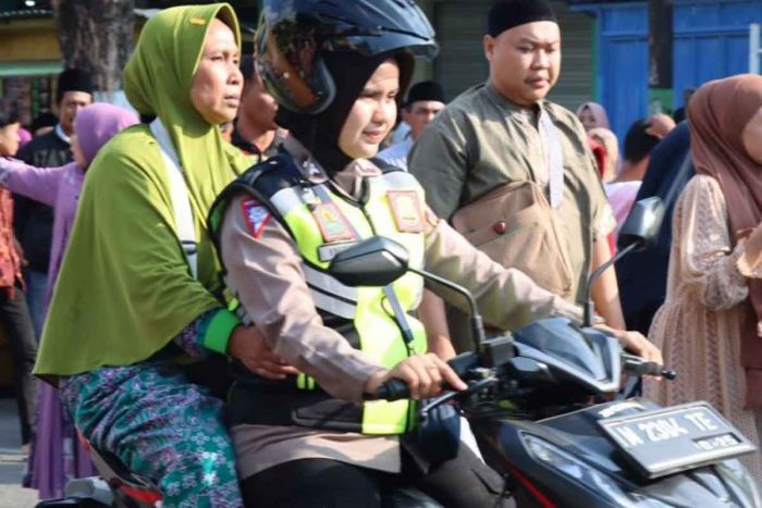 Polwan Cantik di Pamekasan Jadi Ojek Gratis untuk Jemaah Haji Polwan Cantik di Pamekasan Jadi Ojek Gratis untuk Jemaah Haji