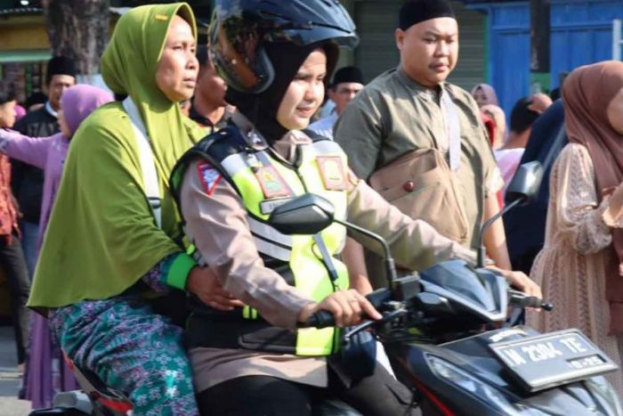 Polwan Cantik di Pamekasan Jadi Ojek Gratis untuk Jemaah Haji