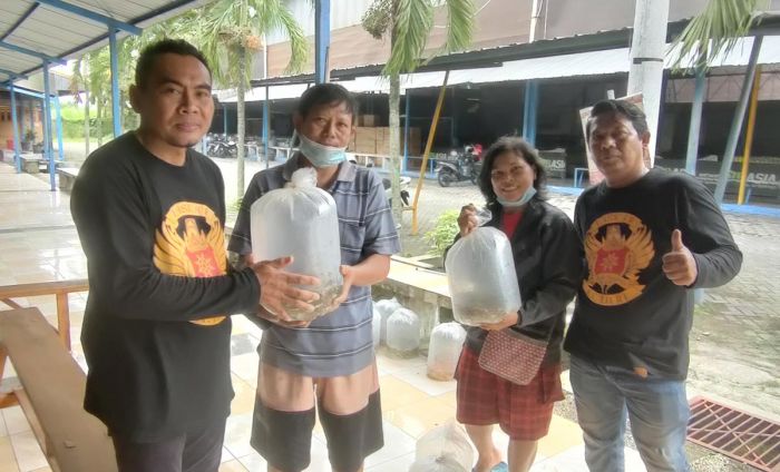 Peduli Peternak dan Lingkungan, Laskar Sri Aji Joyoboyo Bagi dan Tebar Benih Ikan di Sumber Paron