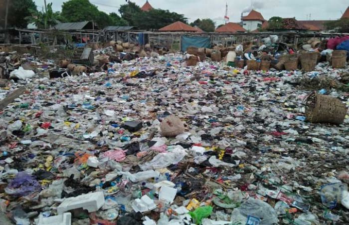 Bertahun-tahun tak Dibersihkan, Pantai Kroman Gresik Dipenuhi Sampah