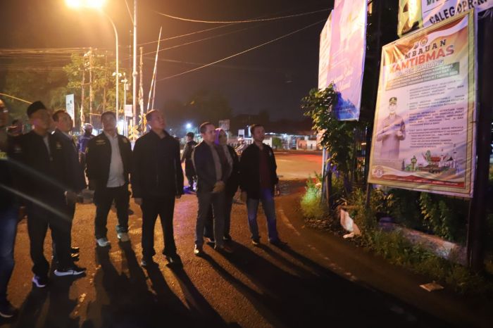 Pj Bupati Jombang Bersama KPU dan Tim Gabungan Mulai Bersihkan APK Memasuki Masa Tenang Pj Bupati Jombang Bersama KPU dan Tim Gabungan Mulai Bersihkan APK Memasuki Masa Tenang
