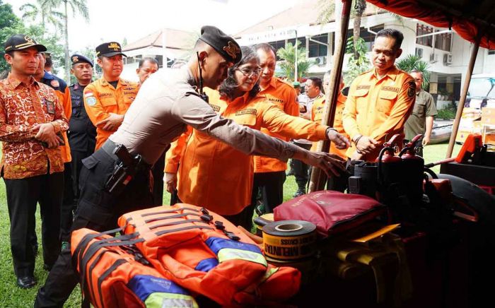 Pj Wali Kota Kediri Pimpin Apel Gladi Kesiapsiagaan Menghadapi Ancaman Bencana Pj Wali Kota Kediri Pimpin Apel Gladi Kesiapsiagaan Menghadapi Ancaman Bencana