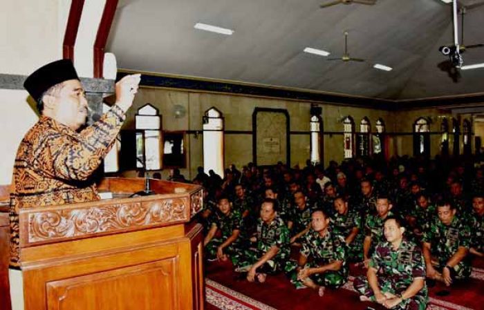 Di Masjid Al-Mahdi, Prajurit Muslim Koarmatim Dapat Siraman Rohani dari KH. Drs. Sholeh Sahal 