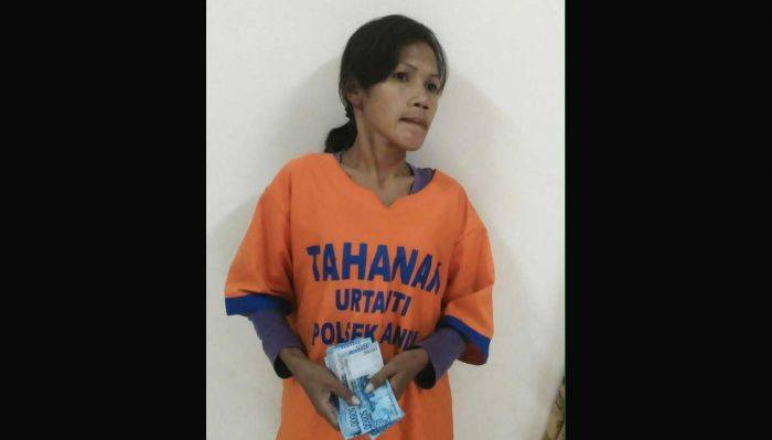 Ibu-ibu Njambret Tas di Pasar Larangan, Nyaris Dihajar Massa Ibu-ibu Njambret Tas di Pasar Larangan, Nyaris Dihajar Massa