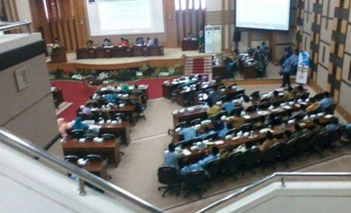 DPRD Kab Malang Paripurnakan 4 Raperda, Tukang Gigi dan Supranatural pun Harus Berizin DPRD Kab Malang Paripurnakan 4 Raperda, Tukang Gigi dan Supranatural pun Harus Berizin
