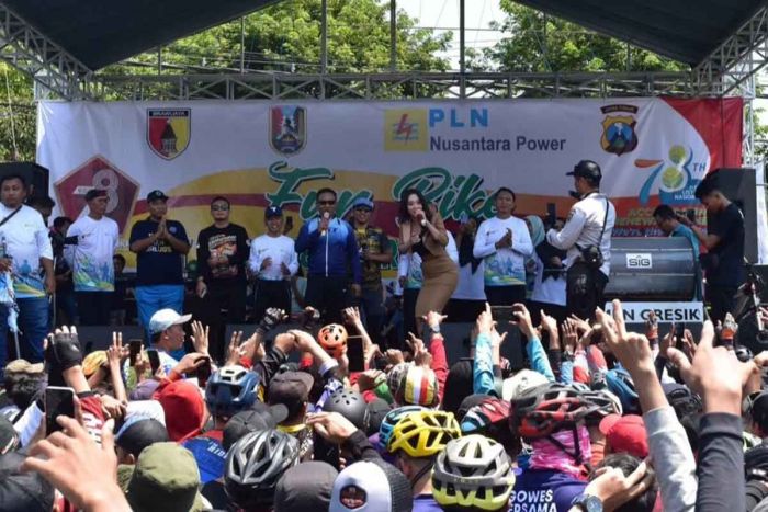 Ribuan Masyarakat Ikut Fun Bike Peringatan HUT TNI ke-78 dan Hari Listrik Nasional 2023 di Tuban