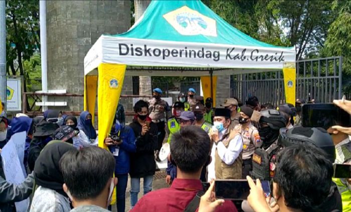 Tolak RUU Omnibus Law, PMII Gresik Tuntut Pemkab Teken Pakta Integritas Berstempel Resmi Tolak RUU Omnibus Law, PMII Gresik Tuntut Pemkab Teken Pakta Integritas Berstempel Resmi