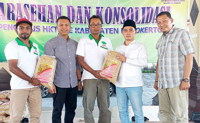 Tingkatkan Produktivitas Hasil Panen, Ketua HKTI Kabupaten Mojokerto Bagikan Bibit Padi MSP 65 Tingkatkan Produktivitas Hasil Panen, Ketua HKTI Kabupaten Mojokerto Bagikan Bibit Padi MSP 65
