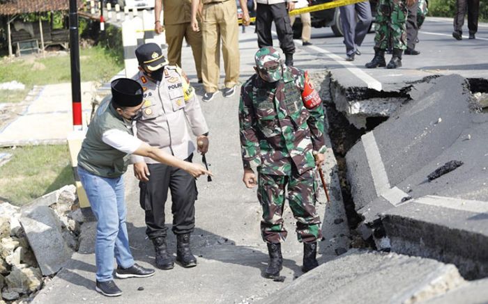 Jalan Provinsi di Pamekasan Amblas Sepanjang 14 Meter, Berpotensi Membahayakan Penduduk