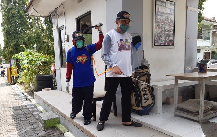 Beri Semangat Hadapi Corona, Taufiqulbar Semprotkan Disinfektan ke Rumah Warga Beri Semangat Hadapi Corona, Taufiqulbar Semprotkan Disinfektan ke Rumah Warga