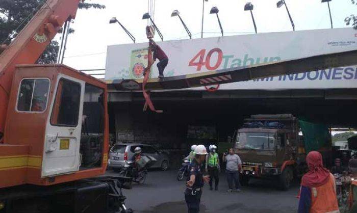 Diduga Diseruduk Truk, Portal Milik Jasa Marga di Raya Jati Sidoarjo Bengkok Diduga Diseruduk Truk, Portal Milik Jasa Marga di Raya Jati Sidoarjo Bengkok