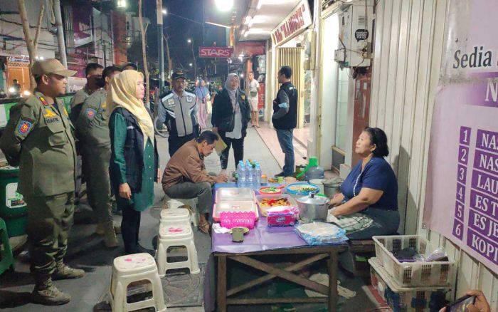 Jelang Nataru, Tim Gabungan Pemkot Kediri Sidak ke PKL Pecel Tumpang Jalan Dhoho Jelang Nataru, Tim Gabungan Pemkot Kediri Sidak ke PKL Pecel Tumpang Jalan Dhoho
