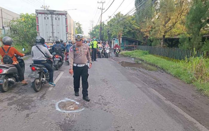 Kecelakaan di Jalan Raya Sawunggaling Sidoarjo, 2 Warga Mojokerto Tewas Kecelakaan di Jalan Raya Sawunggaling Sidoarjo, 2 Warga Mojokerto Tewas