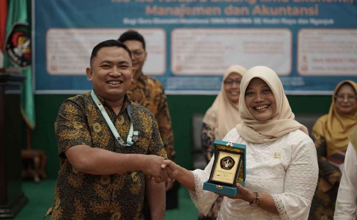 Seminar Regional FE Uniska: Wujud Komitmen Berkelanjutan dalam Pengembangan Pendidikan Ekonomi Seminar Regional FE Uniska: Wujud Komitmen Berkelanjutan dalam Pengembangan Pendidikan Ekonomi