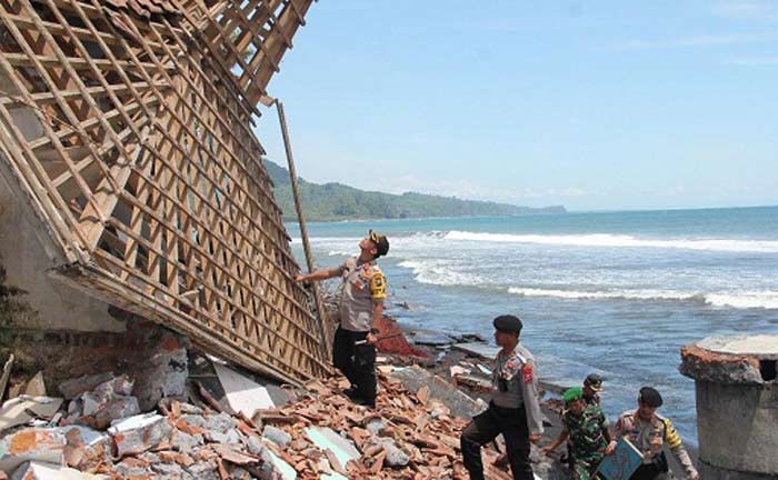 Bahayakan Warga, Polisi Pasang Police Line di Tepi Pantai TPI Tempursari Bahayakan Warga, Polisi Pasang Police Line di Tepi Pantai TPI Tempursari