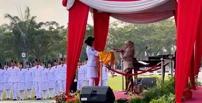 Pimpin Upacara Peringatan HUT ke-79 RI di Blitar, Bupati Rini Beberkan Tantangan Kekinian Pimpin Upacara Peringatan HUT ke-79 RI di Blitar, Bupati Rini Beberkan Tantangan Kekinian