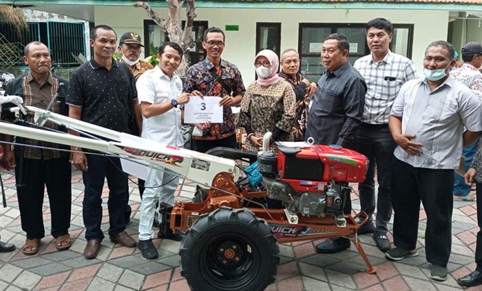 Ketua DPD Golkar Sidoarjo Salurkan 10 Hand Traktor untuk Gapoktan di Kota Delta Ketua DPD Golkar Sidoarjo Salurkan 10 Hand Traktor untuk Gapoktan di Kota Delta