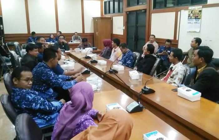 Gaji hanya Rp 250 Ribu, Ratusan Guru non-Honorer di Gresik Geruduk Kantor DPRD Minta Dinaikkan Gaji hanya Rp 250 Ribu, Ratusan Guru non-Honorer di Gresik Geruduk Kantor DPRD Minta Dinaikkan