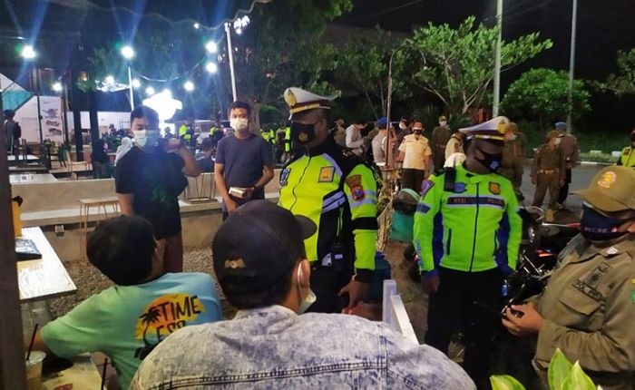 PPKM Dimulai, Personel Gabungan di Sidoarjo Razia Cafe dan Pusat Perbelanjaan