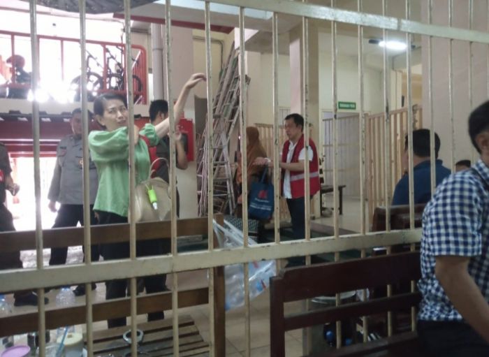 Mendadak Ramai Pengunjung, PN Surabaya Hari ini Resmi Gelar Sidang Offline Mendadak Ramai Pengunjung, PN Surabaya Hari ini Resmi Gelar Sidang Offline