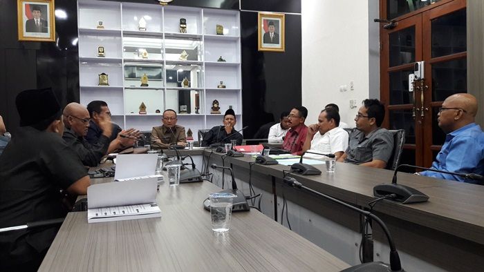 Pimpinan DPRD Gresik Gelar Rapat Pencoretan Cakades Saudji Pimpinan DPRD Gresik Gelar Rapat Pencoretan Cakades Saudji