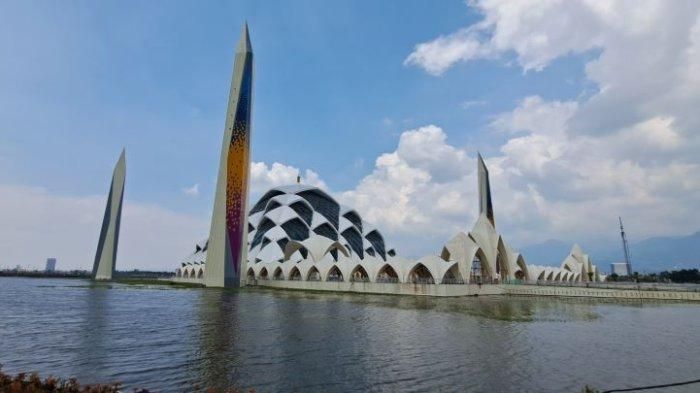 Kolam Masjid Al-Jabbar Dipakai Renang, Begini Tanggapan Ridwan Kamil Kolam Masjid Al-Jabbar Dipakai Renang, Begini Tanggapan Ridwan Kamil