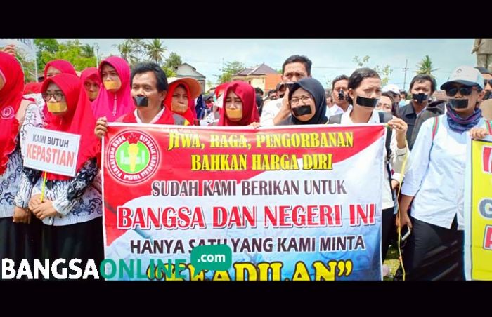 GTT Gelar Aksi "Tutup Mulut" di Depan Kantor Pemkab Blitar GTT Gelar Aksi "Tutup Mulut" di Depan Kantor Pemkab Blitar