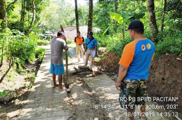 Diduga Ada Sungai Bawah Tanah pada Lubang Jalan Desa Karangnongko Pacitan Diduga Ada Sungai Bawah Tanah pada Lubang Jalan Desa Karangnongko Pacitan