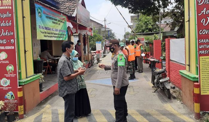 Tekan Penyebaran Covid-19, Muspika Kecamatan Gedeg Razia Masker Hingga ke Pelosok Desa Tekan Penyebaran Covid-19, Muspika Kecamatan Gedeg Razia Masker Hingga ke Pelosok Desa