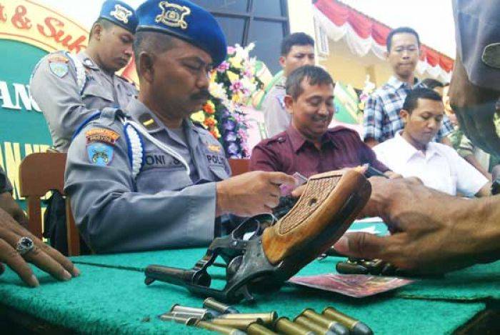 60 Senpi Anggota Polres Bojonegoro Diperiksa Jelang Pengamanan Lebaran 60 Senpi Anggota Polres Bojonegoro Diperiksa Jelang Pengamanan Lebaran