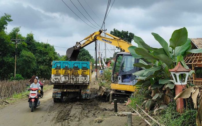 Alat Berat Masih Bersihkan Sisa Banjir Bandang di Desa Pranggang Kediri Alat Berat Masih Bersihkan Sisa Banjir Bandang di Desa Pranggang Kediri