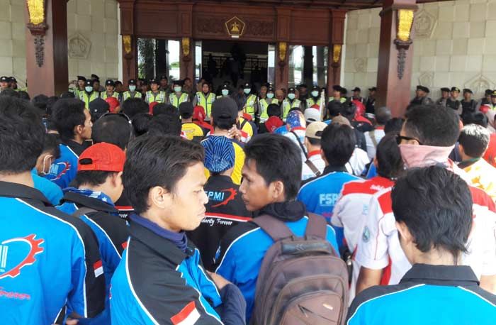 Tuntut UMK 2017 Rp 3,7 Juta, Buruh di Gresik Demo Bupati Tuntut UMK 2017 Rp 3,7 Juta, Buruh di Gresik Demo Bupati