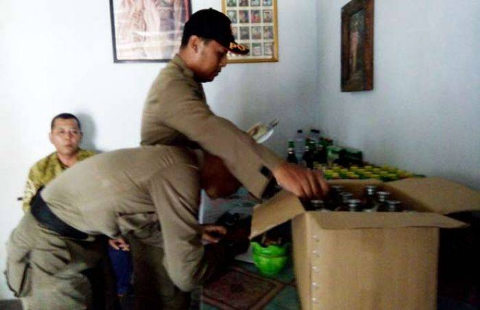 Razia Miras, Satpol PP Kota Blitar Temukan Puluhan Liter Arjo Razia Miras, Satpol PP Kota Blitar Temukan Puluhan Liter Arjo