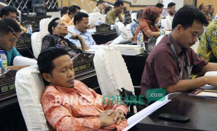 Wah-wah, Anggota DPRD Jombang Tidur dan Main Hp saat Rapat Paripurna Wah-wah, Anggota DPRD Jombang Tidur dan Main Hp saat Rapat Paripurna