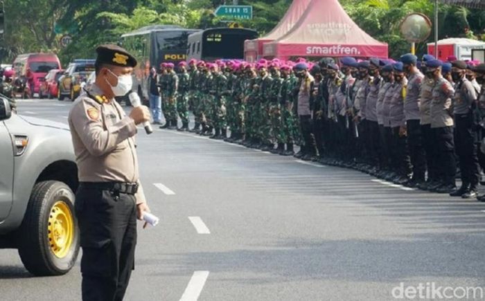 4.263 Personel TNI Polri Disiagakan Amankan Demo Omnibuslaw di Surabaya 4.263 Personel TNI Polri Disiagakan Amankan Demo Omnibuslaw di Surabaya