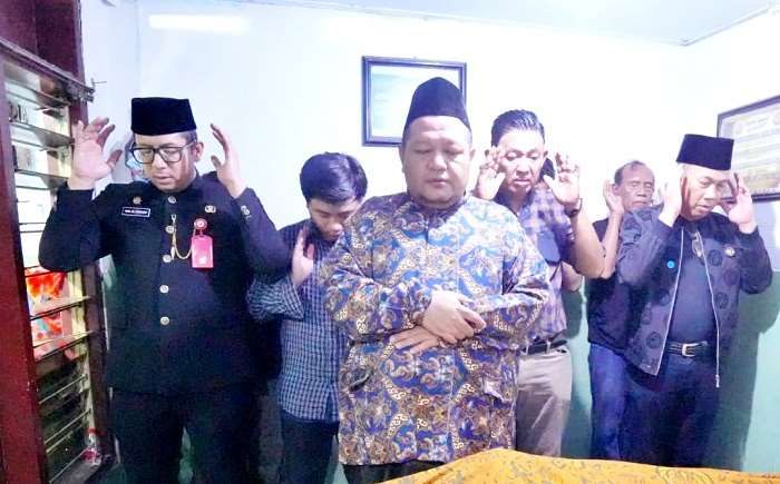 2 Warganya Meninggal Tersengat Listrik, Pj Wali Kota Mojokerto Takziah dan Beri Santunan 2 Warganya Meninggal Tersengat Listrik, Pj Wali Kota Mojokerto Takziah dan Beri Santunan