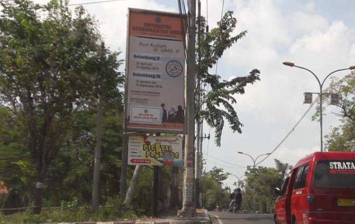 DPRD Gresik Minta Pemkab Tertibkan Reklame di Rumija DPRD Gresik Minta Pemkab Tertibkan Reklame di Rumija
