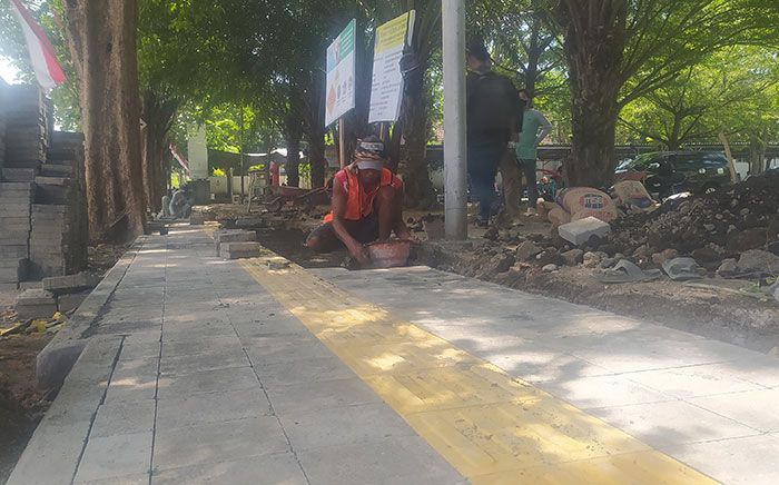 Dinas PUCKPP Banyuwangi Perbaiki Trotoar di 22 Lokasi Dinas PUCKPP Banyuwangi Perbaiki Trotoar di 22 Lokasi
