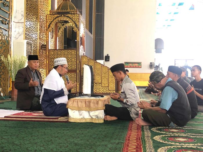 Pemuda Kristen Asal Maluku Ikrar Syahadat di Masjid Al-Akbar Surabaya Pemuda Kristen Asal Maluku Ikrar Syahadat di Masjid Al-Akbar Surabaya