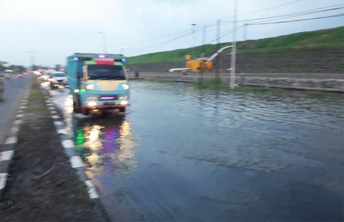 Jalan Raya Porong Sepanjang Tanggul Lapindo Kembali Tergenang