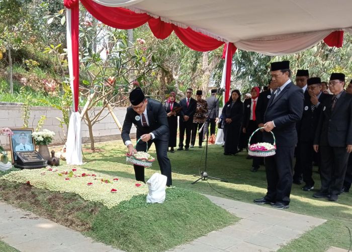 Pj Aries dan Jajaran Ziarah ke Makam Eddy Rumpoko, Kenang Kontribusinya untuk Kota Batu Pj Aries dan Jajaran Ziarah ke Makam Eddy Rumpoko, Kenang Kontribusinya untuk Kota Batu
