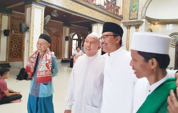 Ini Ritual Gus Ipul Usai Salat Jumat Ini Ritual Gus Ipul Usai Salat Jumat