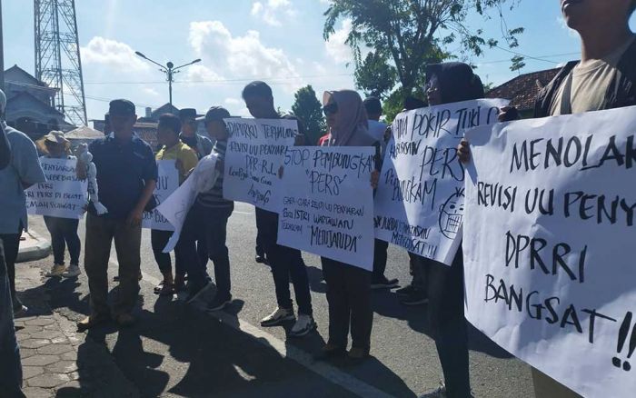 Jurnalis Pamekasan Gelar Aksi Tolak RUU Penyiaran di Depan DPRD Pamekasan
