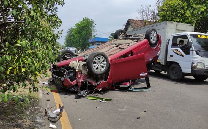 Pengemudi Diduga Mengantuk, Mobil Suzuki Ertiga di Sidoarjo Tabrak Pohon hingga Terbalik