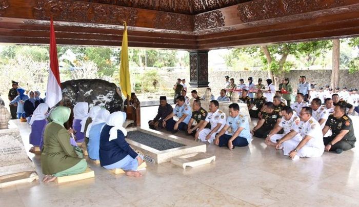 Pangkoarmada II Hadiri Ziarah Nasional di Blitar dan Jombang Pangkoarmada II Hadiri Ziarah Nasional di Blitar dan Jombang