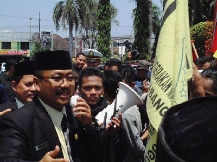 Pelantikan DPRD Diwarnai Demo Mahasiswa